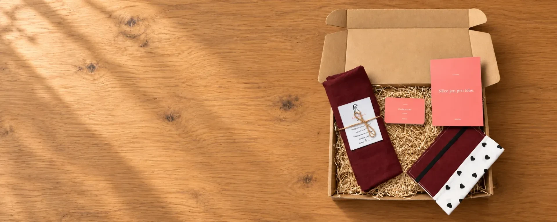 Dárkový balíček deluxe pro nastávající maminku se šátkem Zrozeno, přáním, obalem na těhotenskou průkazku a afirmačními kartičkami